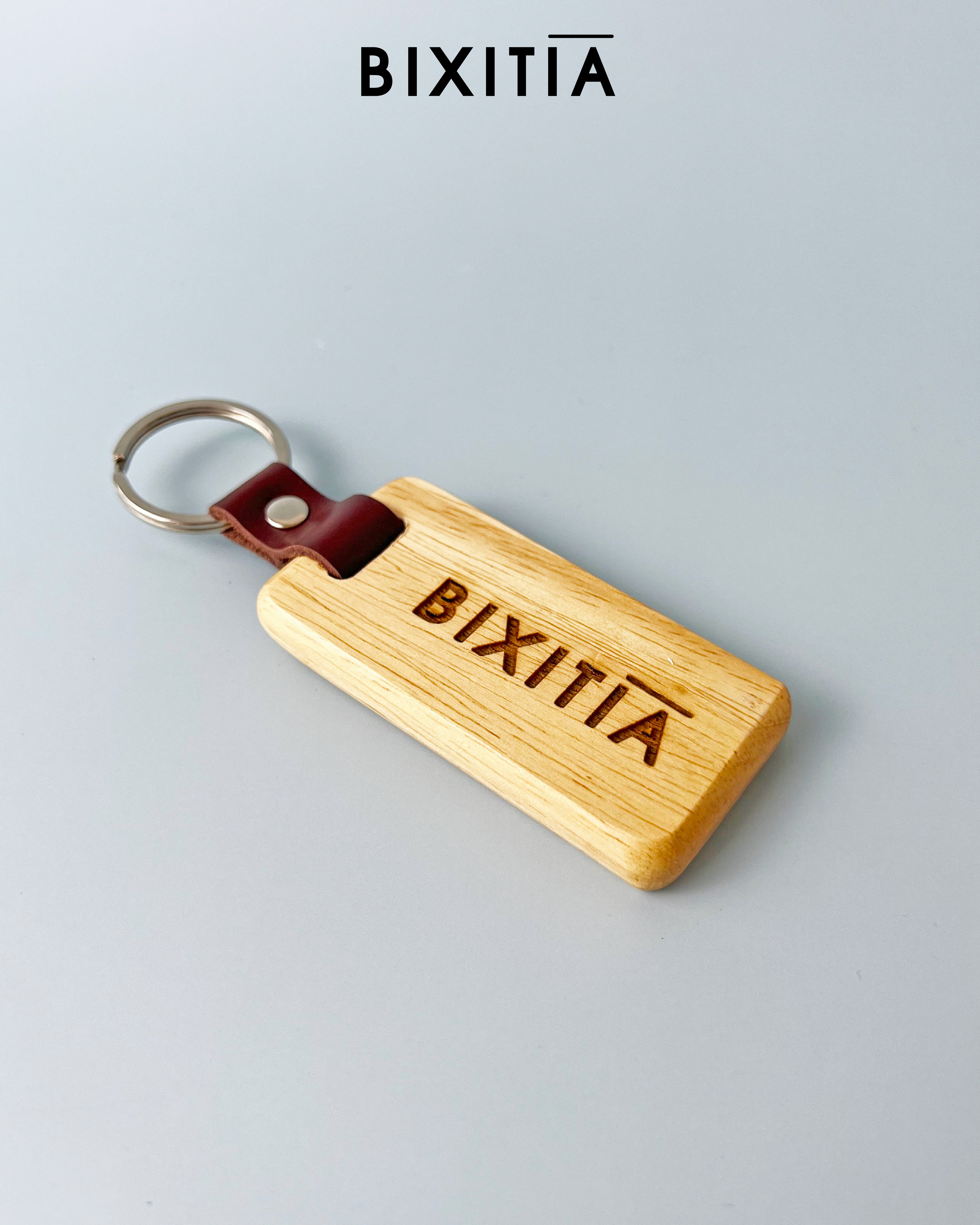 พวงกุญเเจไม้ 4x8 cm สีอ่อน สลัก 1 ด้าน WA-145